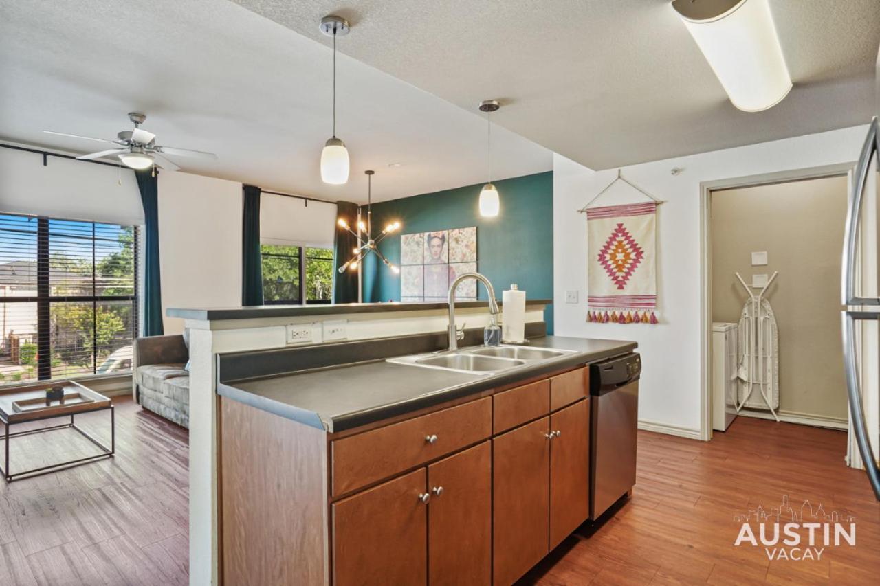 Stylish 4Br With Smart Tv And Free Garage Parking Apartment Austin Exterior foto