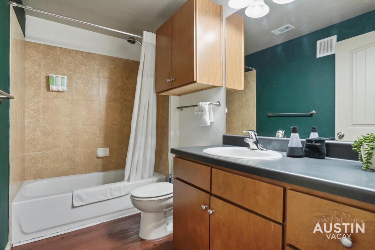 Stylish 4Br With Smart Tv And Free Garage Parking Apartment Austin Exterior foto